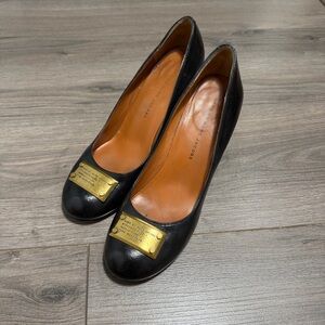 MARC JACOBS Black Leather Plaque Pump - Black